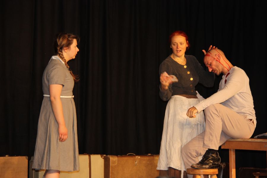 Annis Vater wird von den Nazis verprügelt, Anni ist völlig verstört, ihre Mutter versucht in dieser Phase noch zu beschwichtigen Fotos: Amt für Presse- und Öffentlichkeitsarbeit, Kreis Paderborn